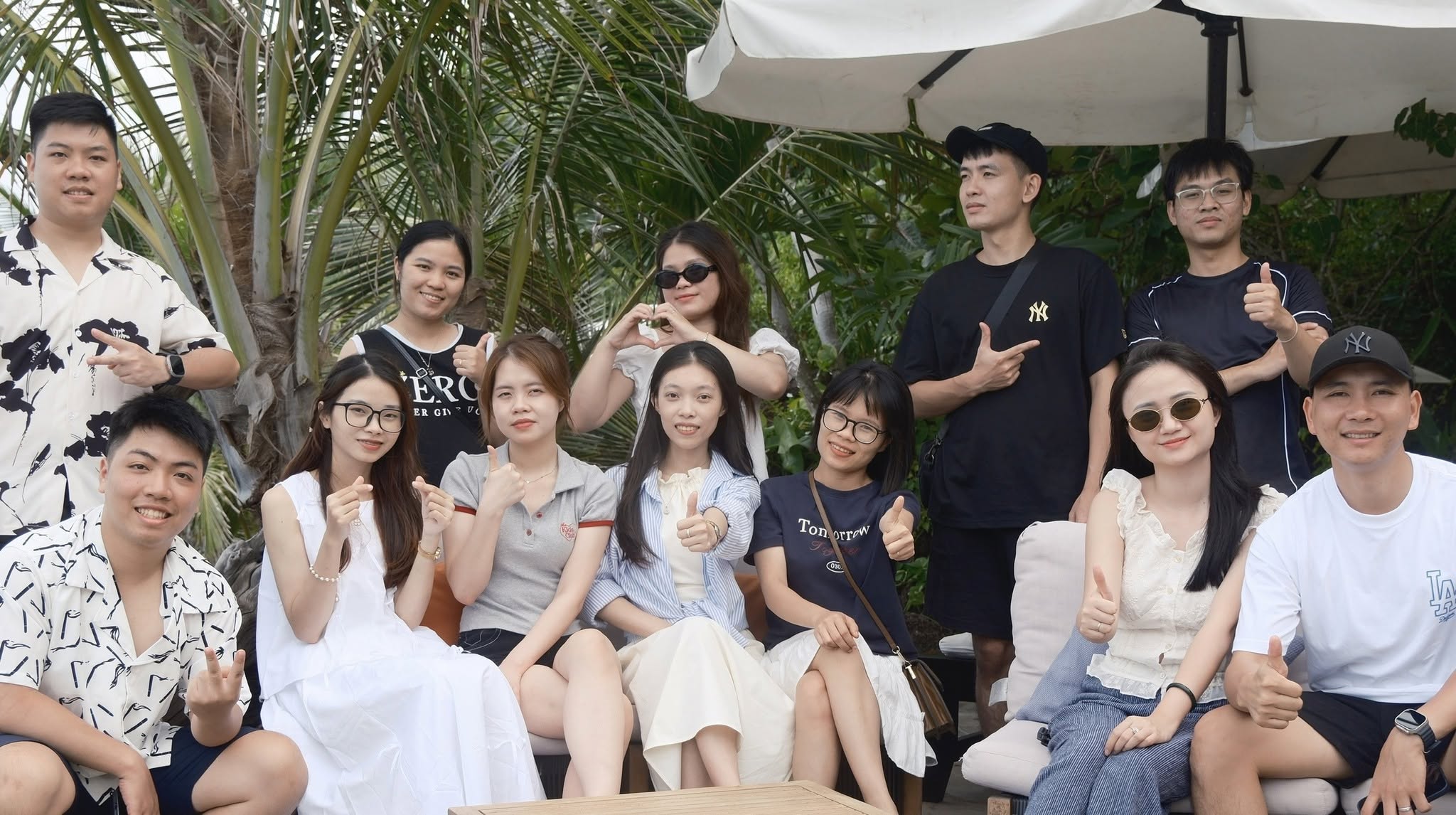 Nha Trang chào đón đại gia đình Rove Global bằng nắng vàng, biển xanh và thật nhiều tiếng cười💙 Tạm gác lại deadline, KPI, báo cáo... chúng ta đã cùng nhau tạo nên những khoảnh khắc tuyệt vời: những bữa tiệc ngập tràn tiếng cười, những câu chuyện thân tình bên mâm cơm, những cái bắt tay thật chặt và ánh mắt đầy sự gắn kết ✨  Cùng nhau nâng ly, cùng nhau sẻ chia — đó là những khoảnh khắc không thể mua bằng tiền, chỉ có thể tạo nên bằng sự gắn bó🥂