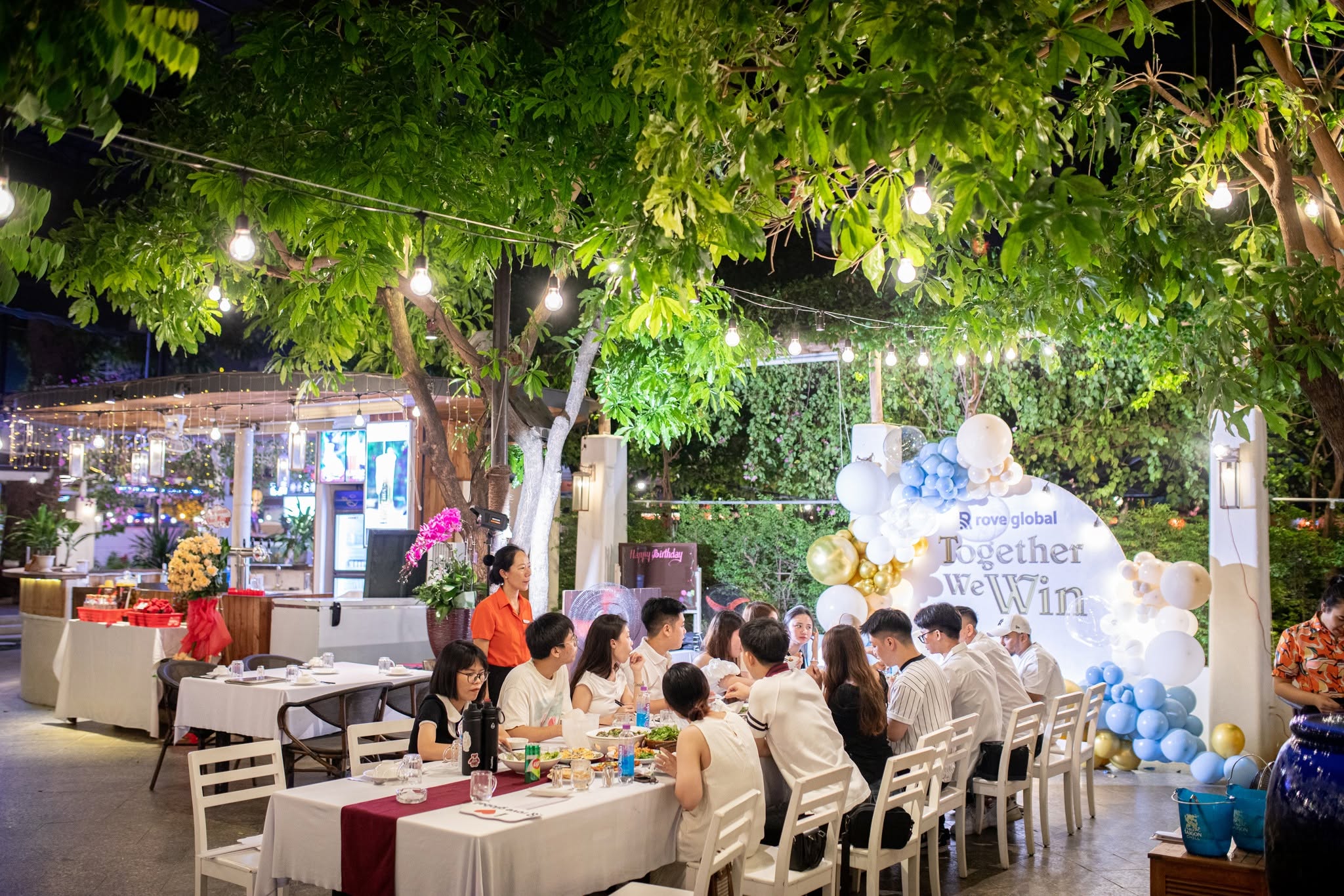 Nha Trang chào đón đại gia đình Rove Global bằng nắng vàng, biển xanh và thật nhiều tiếng cười💙 Tạm gác lại deadline, KPI, báo cáo... chúng ta đã cùng nhau tạo nên những khoảnh khắc tuyệt vời: những bữa tiệc ngập tràn tiếng cười, những câu chuyện thân tình bên mâm cơm, những cái bắt tay thật chặt và ánh mắt đầy sự gắn kết ✨  Cùng nhau nâng ly, cùng nhau sẻ chia — đó là những khoảnh khắc không thể mua bằng tiền, chỉ có thể tạo nên bằng sự gắn bó🥂