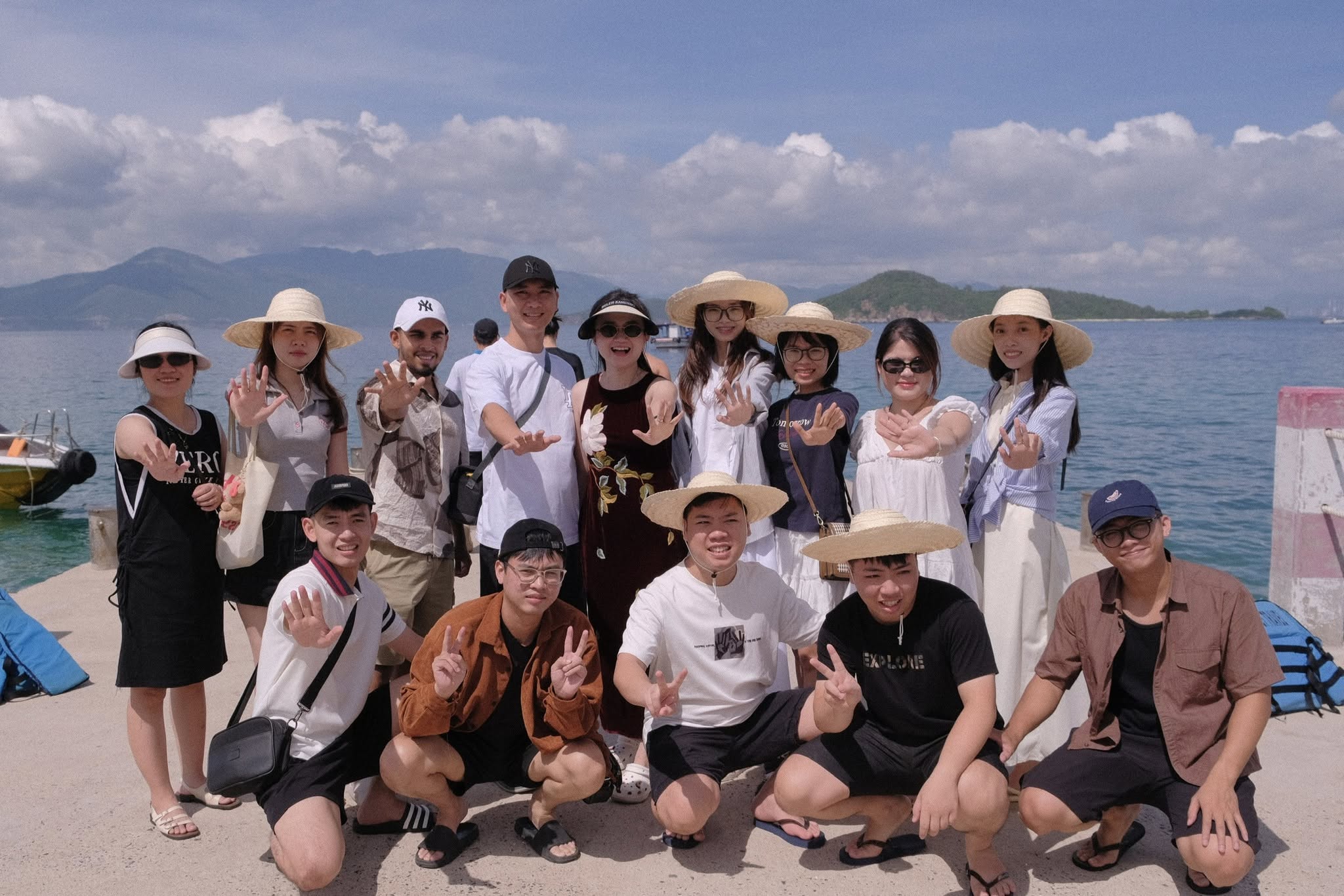 Nha Trang chào đón đại gia đình Rove Global bằng nắng vàng, biển xanh và thật nhiều tiếng cười💙 Tạm gác lại deadline, KPI, báo cáo... chúng ta đã cùng nhau tạo nên những khoảnh khắc tuyệt vời: những bữa tiệc ngập tràn tiếng cười, những câu chuyện thân tình bên mâm cơm, những cái bắt tay thật chặt và ánh mắt đầy sự gắn kết ✨  Cùng nhau nâng ly, cùng nhau sẻ chia — đó là những khoảnh khắc không thể mua bằng tiền, chỉ có thể tạo nên bằng sự gắn bó🥂
